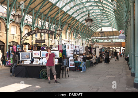 Coven Garten bedeckt Apple Markt Kunsthandwerk und Antiquitäten Messe unter Stockfoto