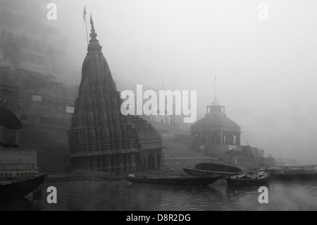 schwarz / weiß Bild eines Tempels in Varanasi Stockfoto