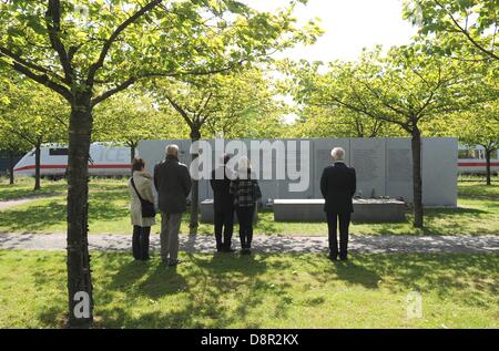 Eschede, Deutschland. 3. Juni 2013. Vorstandsvorsitzender der Deutsche Bahn AG, Ruediger Grube (R), besucht eine Gedenkfeier anlässlich des 15. Jahrestages der Eschede-Zugunglück in Eschede. Intercity-Express-Zug "Wilhelm Conrad Röntgen" war wegen eines defekten Rades am 3. Juni 1998 entgleiste. 101 Menschen starben bei dem Unfall. Foto: HOLGER HOLLEMANN/Dpa/Alamy Live News Stockfoto