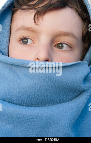 Junge, eingehüllt in Decke Stockfoto