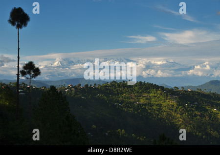 Dorf in der Region Kumaon mit Himalaya im Hintergrund, Almora, Uttarakhand, Indien Stockfoto