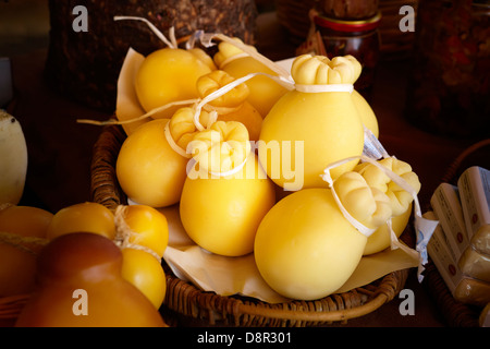 Käse - viele traditionelle sizilianische Käsesorten, Lebensmittelmarkt von Ortigia, Syrakus, Sizilien, Italien Stockfoto