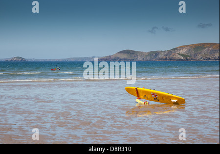 Ein Rettungsschwimmer Surfbrett am Strand von Newgale, Pembrokeshire, Wales Stockfoto