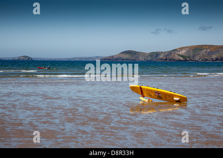 Ein Rettungsschwimmer Surfbrett am Strand von Newgale, Pembrokeshire, Wales Stockfoto