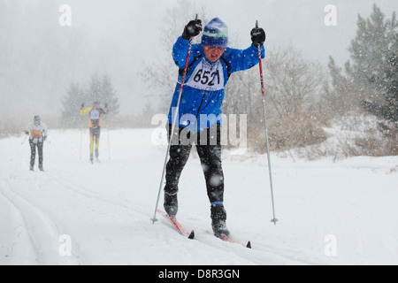 Schweren Schnee fällt als Konkurrenten Ski in der Mora Vasaloppet 42 km klassische Kategorie am 10. Februar 2013 in der Nähe von Mora, Minnesota. Stockfoto