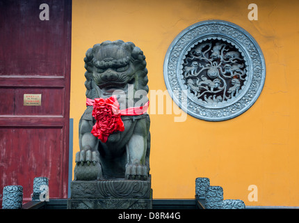 Drachen-Wächter an der Longhua-Tempel in Shanghai Stockfoto