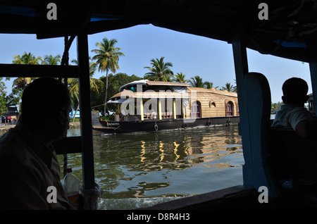 Hausboot in Kerala Backwaters, Blick von innen eine lokale Inter-Island-Fähre, Alappuzha, Südindien Stockfoto