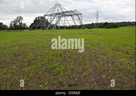 die Gerüst Struktur der Pyramide Hauptbühne und neu gepflanzt Rasen Sämlinge Ansichten von würdig Farm, Pilton, Somerset Toren Glastonbury Website des Glastonbury Music Festival im Jahr 2012 werden mit einem "Rest-Jahr" und fortgesetzt in 2013 Glastonbury, Somerset ein Mekka für alle Dinge New Age, und heidnischen ganz zu schweigen von einem kleinen Musikfestival werden Stockfoto