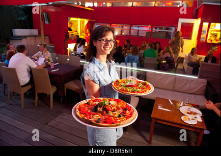 Die Big Red Bus - eine ehemalige Nummer 30-Doppeldecker-Bus. Nicht mehr gebräuchlich, hat in eine Pizzeria verwandelt wurde. Stockfoto
