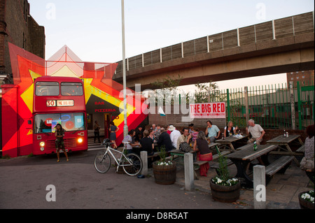Die Big Red Bus - eine ehemalige Nummer 30-Doppeldecker-Bus. Nicht mehr gebräuchlich, hat in eine Pizzeria verwandelt wurde. Stockfoto