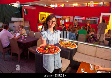 Die Big Red Bus - eine ehemalige Nummer 30-Doppeldecker-Bus. Nicht mehr gebräuchlich, hat in eine Pizzeria verwandelt wurde. Stockfoto