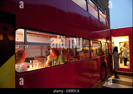 Die Big Red Bus - eine ehemalige Nummer 30-Doppeldecker-Bus. Nicht mehr gebräuchlich, hat in eine Pizzeria verwandelt wurde. Stockfoto