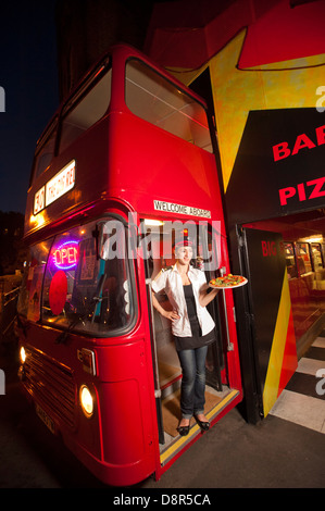Die Big Red Bus - eine ehemalige Nummer 30-Doppeldecker-Bus. Nicht mehr gebräuchlich, hat in eine Pizzeria verwandelt wurde. Stockfoto