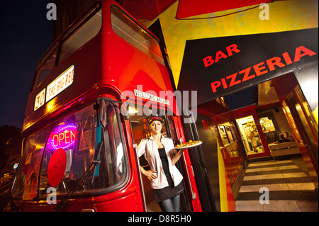 Die Big Red Bus - eine ehemalige Nummer 30-Doppeldecker-Bus. Nicht mehr gebräuchlich, hat in eine Pizzeria verwandelt wurde. Stockfoto