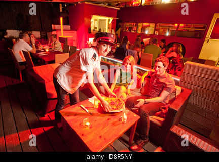 Die Big Red Bus - eine ehemalige Nummer 30-Doppeldecker-Bus. Nicht mehr gebräuchlich, hat in eine Pizzeria verwandelt wurde. Stockfoto