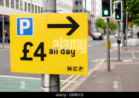 Zeichen, die darauf hinweist, dass NCP Parkplatz für 4 £ pro Tag zur Verfügung steht Stockfoto