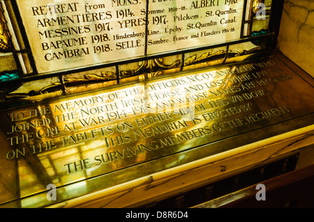 Messingplakette unten ein Glasfenster zum Gedenken an Soldaten aus dem 1. Weltkrieg in der Belfast City Hall. Stockfoto