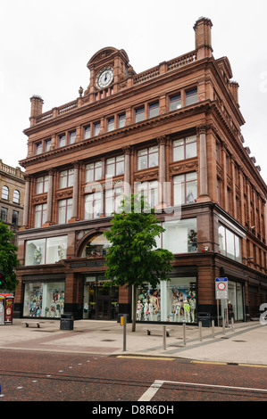 Primark Bank Gebäude in Belfast, Nordirland, bevor Sie es brennen am 28. August 2018. Stockfoto