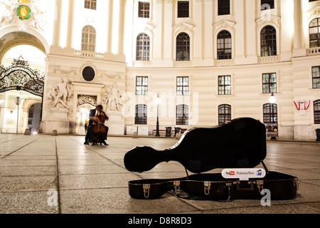 Contra-Bass-Spieler ausführen vor seinem Publikum Straße bei Nacht in das Zentrum von Wien Stockfoto