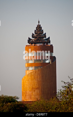Bagan umstrittene Nann Myint-Aussichtsturm von Militärregierung für Touristen gebaut Besichtigung der Pagode Ruinen. Stockfoto