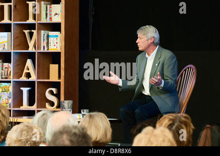 Hay-on-Wye, UK. 2. Juni 2013. Der Sender Nick Ross niedergelassenen Jill Dando Institut of Crime an der UCL stellt alle Annahmen über die Kriminalität und die Ursachen der Kriminalität, in seinem Vortrag am letzten Tag des The Hay Festival. Bildnachweis: Graham M. Lawrence/Alamy Live-Nachrichten. Stockfoto