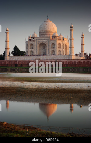 Taj Mahal und ihre Reflexion in den Ganges Stockfoto