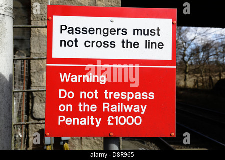 Schild Warnung Passagiere dürfen nicht über die Linie und Warnung nicht auf die Bahnstrafe £1000, Schottland, Großbritannien überschreiten Stockfoto