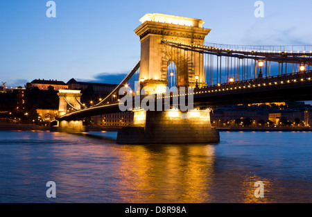 Das berühmte Wahrzeichen Széchenyi Kettenbrücke über die Donau in Budapest, Ungarn von den Straßenlaternen in einen friedlichen Abend beleuchtet. Stockfoto