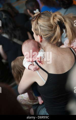 Mutter hält schlafen Baby, Rückansicht Stockfoto