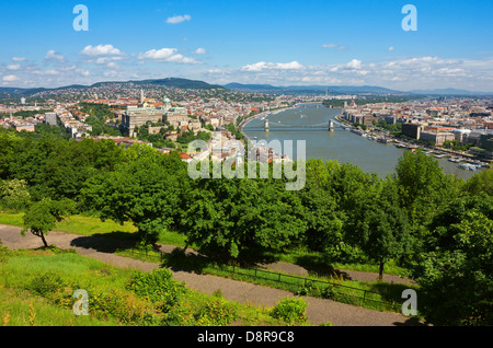 Bunte Panoramablick von der ungarischen Hauptstadt Budapest in einem sonnigen Tag. Schuss den Gellertberg entnommen. Stockfoto