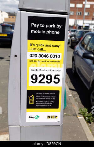 Ein gebührenpflichtiger Parkplatz auf einem Parkmesser in einem Parkhaus im Stadtzentrum von Glasgow, Schottland, Großbritannien Stockfoto