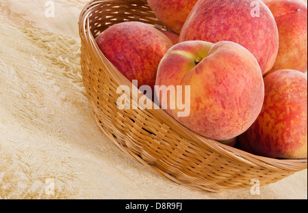 Nahaufnahme von Pfirsich, frische, saftige Früchte in einem Korb Stockfoto
