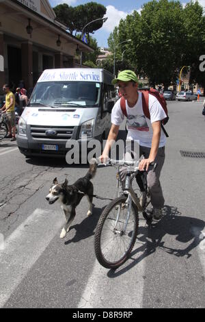 2. Juni 2013 treffen sich viele Radfahrer Piramide Station in Rom zum "Masse" Rallye Fahrt mit Fahrrad zum Strand von Ostia Stockfoto