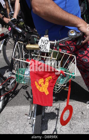 2. Juni 2013 treffen sich viele Radfahrer Piramide Station in Rom zum "Masse" Rallye Fahrt mit Fahrrad zum Strand von Ostia Stockfoto