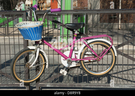 Des Kindes Fahrrad gesperrt auf Fahrradträger Stockfoto