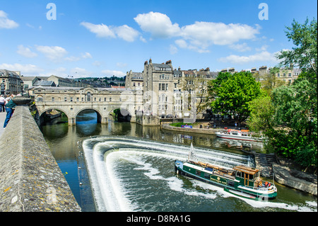 Pulteney Bridge überquert den Fluss Avon im Bad, in der Nähe von Wehr am Fluss Stockfoto