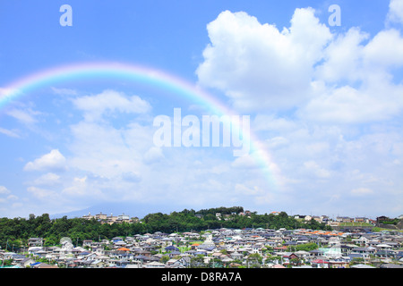 Wohngebiet und Regenbogen, Präfektur Shizuoka Stockfoto