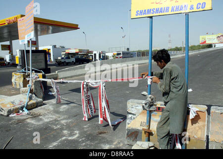 Neu konstruierte Überführung wird für den Verkehr auch nach der Einweihung von Sindh Gouverneur Ishtar-Ul-Ebad Khan durch Feinschliff in der Nähe von Star Gate auf Shahrah-e-Faisal in Karachi auf Montag, 3. Juni 2013 geschlossen. Stockfoto