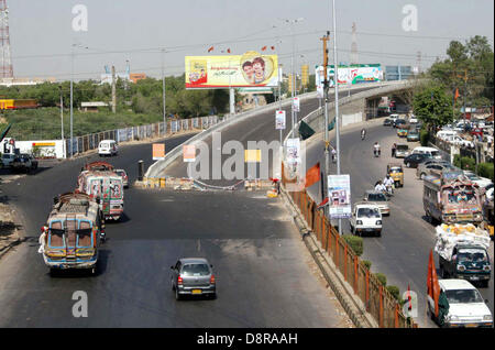 Neu konstruierte Überführung wird für den Verkehr auch nach der Einweihung von Sindh Gouverneur Ishtar-Ul-Ebad Khan durch Feinschliff in der Nähe von Star Gate auf Shahrah-e-Faisal in Karachi auf Montag, 3. Juni 2013 geschlossen. Stockfoto