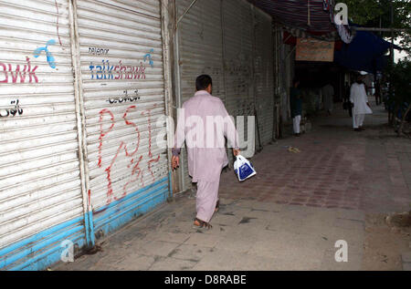 JAMA-Stoffmarkt gesehen während der Beerdigung Gebete Sunni Tehreek-Aktivisten, die im Konflikt zwischen militanten Gruppen von zwei politischen Parteien in Shah Faisal Colony, M.A Jinnah Road auf Montag, 3. Juni 2013 starb geschlossen. Stockfoto