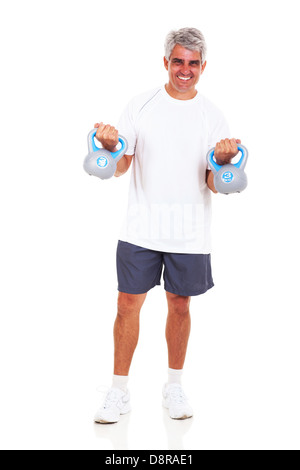 glückliche Mann mittleren Alters Training mit Wasserkocher Glocken auf weißem Hintergrund Stockfoto