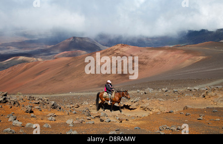 Reiterin auf einem Pony-Express-Tour auf die Sliding Sands Trail im Haleakala National Park auf Maui Stockfoto