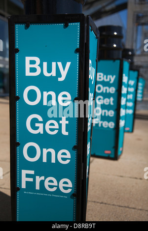 Vertical Buy One erhalten Sie ein kostenloses Schild zum Günstigen Preis   1 kaufen 1 Gratis  Bogof Angebote in Birkenhead, Merseyside, Großbritannien Stockfoto