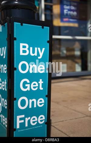 Vertical Buy One erhalten Sie ein kostenloses Schild zum Günstigen Preis   1 kaufen 1 Gratis  Bogof Angebote in Birkenhead, Merseyside, Großbritannien Stockfoto