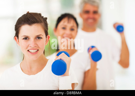 Happy Teen Tochter trainieren mit Hanteln mit Eltern Stockfoto