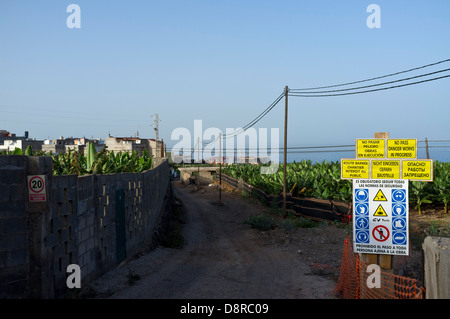 Anzeichen auf einer Baustelle in Teneriffa, Kanarische Inseln, Spanien, in 5 verschiedenen Sprachen. Stockfoto