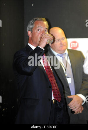 Hove, UK. 3. Juni 2013. UKIP Führer Nigel Farage vor dem Rathaus Hove sprechen heute Abend fotografiert von Simon Dack/Alamy Stockfoto