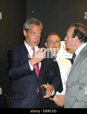 Hove, UK. 3. Juni 2013. UKIP Führer Nigel Farage vor dem Rathaus Hove sprechen heute Abend fotografiert von Simon Dack/Alamy Stockfoto