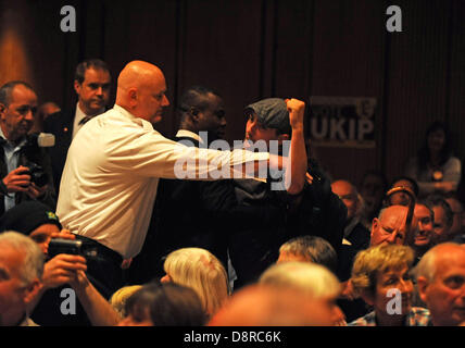 Hove UK 3. Juni 2013 - ein Demonstrant wird misshandelt entfernt als er versucht, die UKIP Führer Nigel Farage zu stören, während er bei einem Treffen in einem gepackten Hove Rathaus spricht heute Abend Foto von Simon Dack/Alamy Live News Stockfoto