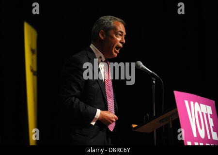 Hove, UK. 3. Juni 2013.  Die UKIP Führer Nigel Farage spricht bei einem Treffen in einem gepackten Hove Rathaus heute Abend Stockfoto